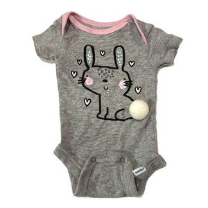 4/$12 💥 EUC (NB) Gerber Heather Grey/Pink Bunny Themed Onesie Bodysuit (1035)